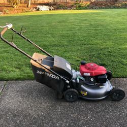Honda HRR216 self-propelled lawnmower