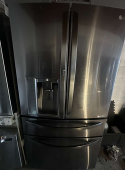 LG 4‑Door French Door Fridge – Black Stainless, Ice/Water