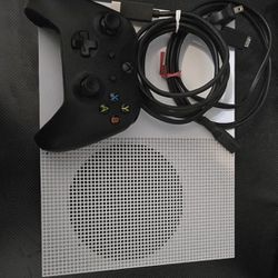 White Xbox One S And Controller Charger 