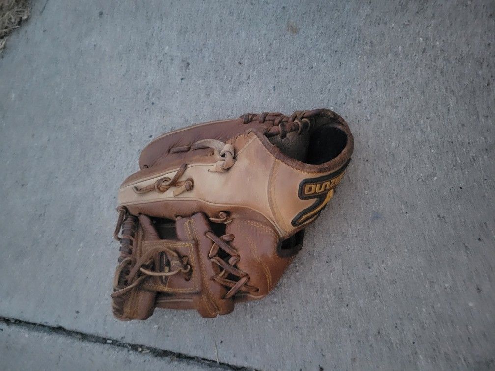 Mizuno Baseball Glove