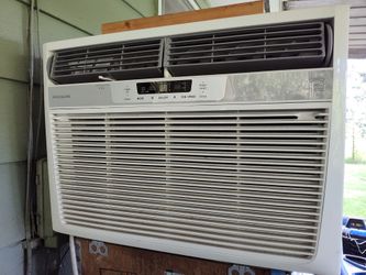 Frigidaire Air Conditioner 15,100 BTU  Window mount LIKE NEW