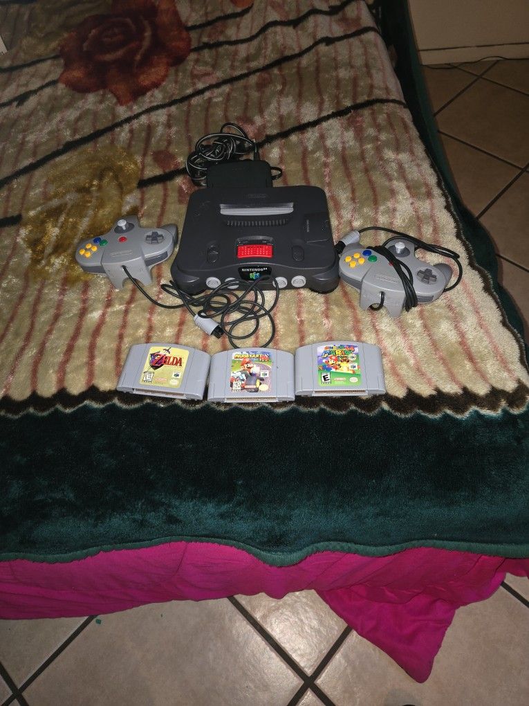 Nintendo 64 With 3 Games 2 Controllers, expansion pack.