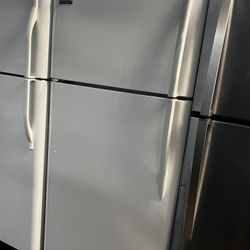 Frigidaire Apartment Size Top Freezer Refrigerator In Gloss White 