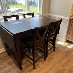 Kitchen Table w/4 Chairs