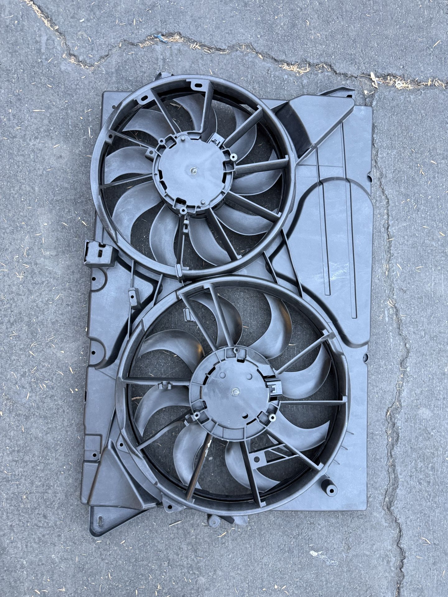 Radiator Fan Assembly For Ford Flex 2013-2017 Lincoln MKT 3.5L 3.7