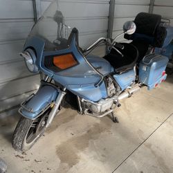 82 Gold Wing