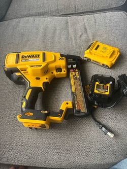 DeWalt 20V XR Brushless 18GA Stapler with Battery and Charger