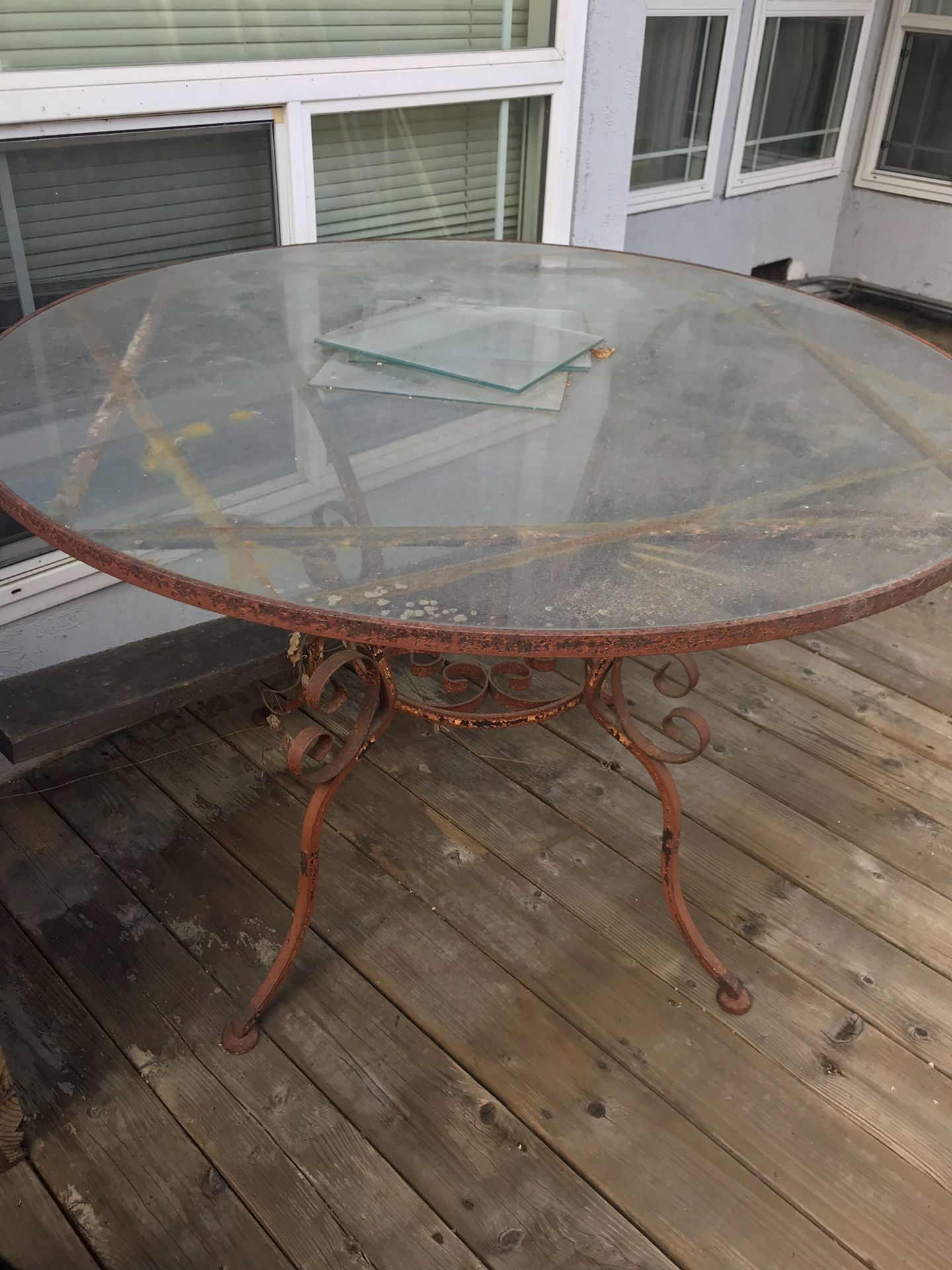 Free glass table