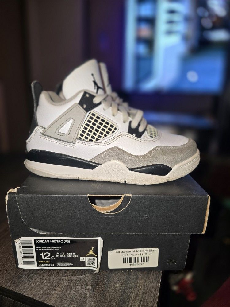 Jordan 4 (Military Black)