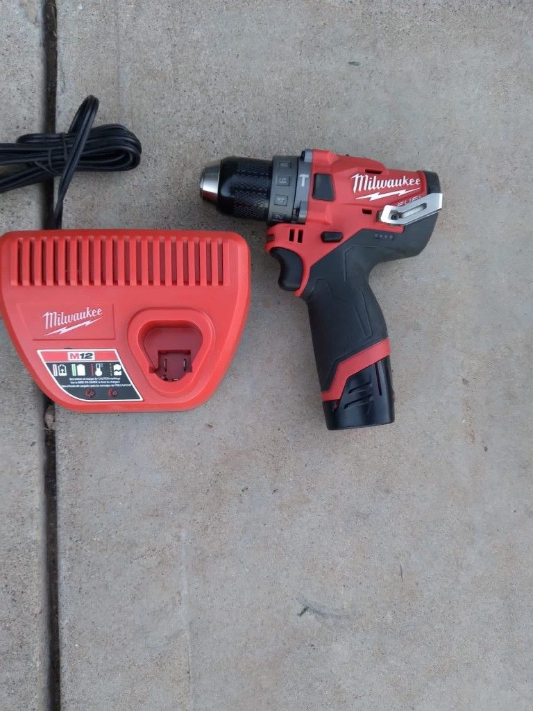 HAMMER DRILL MILWAUKEE FUEL BATTERY AND CHARGER INCLUDED