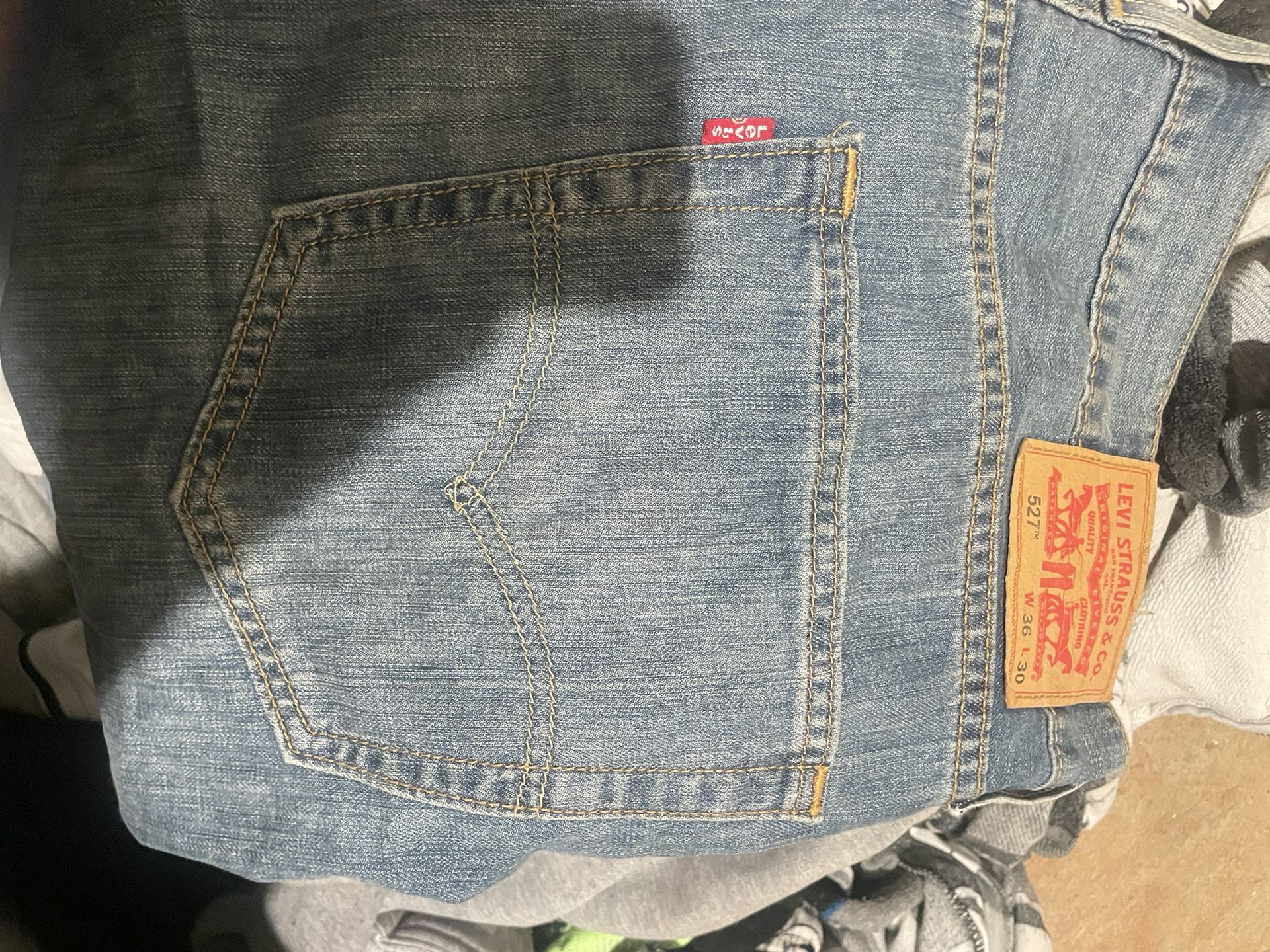 527