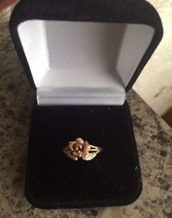 10k has stamped size 8 brand new flower ring