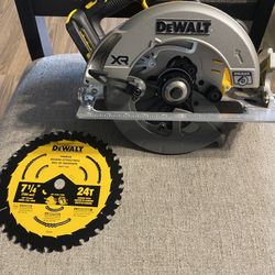 Dewalt Xr 7-1/4” Circular Saw Nuevo.  Tool Only 