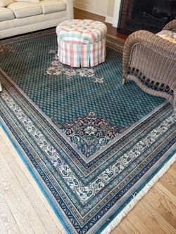 Beautiful Wool Area Rug 98’ x 136” approx 8’1” x 11’3” Smoke and pet free