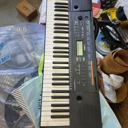 Yamaha Portable 61 Key Keyboard  PSR E253 Used