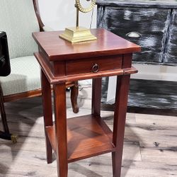 Wood Side Table / Pretty 