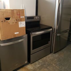 STAINLESS STEEL KITCHEN APPLIANCE SET for Sale in Bvl FL