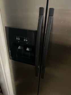 Fridge with icemaker and water Fridge with icemaker and water