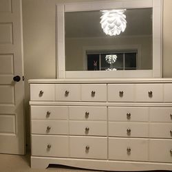 Dresser With Large Mirror 