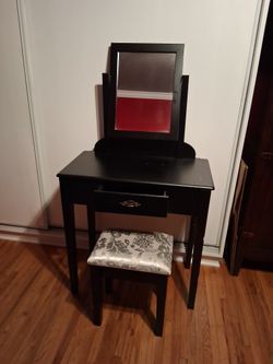 Makeup Vanity With Chair