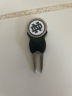 This University of Notre Dame Divot tool pack comes with an antiqued brass tool with clip and extra small marker on the back
