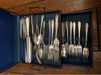 SILVERPLATE FLATWARE - VINTAGE HOLMES & EDWARDS INLAID IS - 1933 FIRST LADY