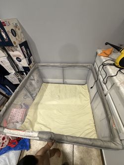 Baby play pen with mat