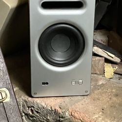 Sound Bar With Wireless Subwoofer - Like New 