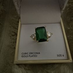 New Cute Green Goldtone CZ Ring w/Clear CZ side stones, size 6