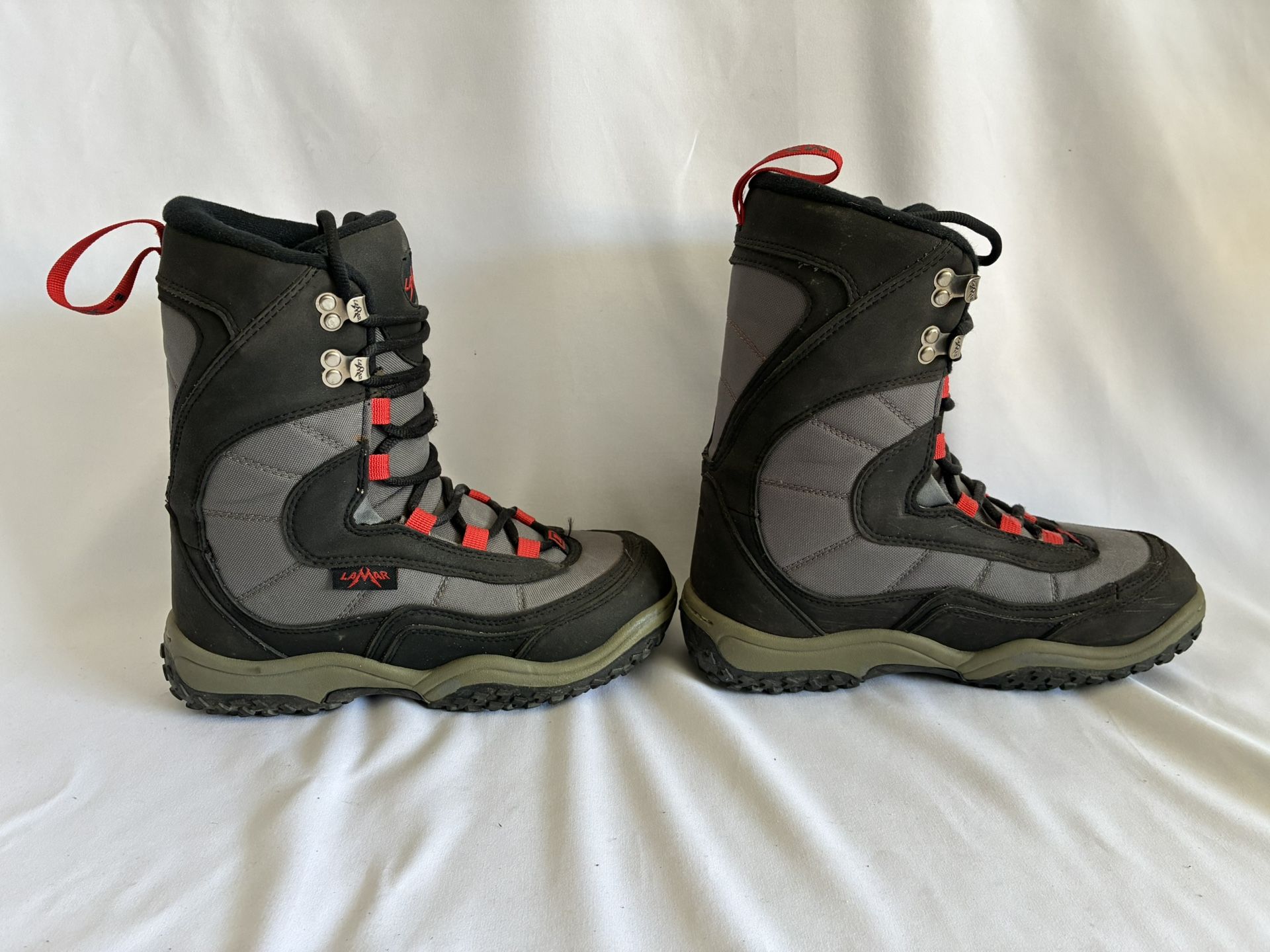 “LAMAR” MX-1 Junior Youth Snowboard Boots. Size 5. Black/ Gray/ Red. Pre Owned.