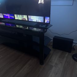 TV 65” Hisense Smart TV and Onn Soundbar