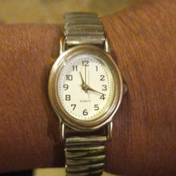 Dentist Q U A R T Z Silver Lady's Watch Stainless Steel Band Needs Battery Excellent Condition