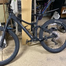 Giant Black Full Suspension Mountain Bike 