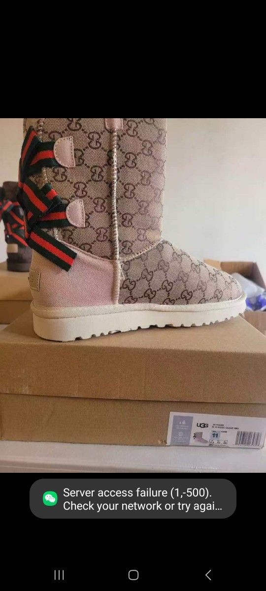 EXCLUSIVE!  GUCCI   UGGS  ONSALE NOW!    ONLY $100. SIZES  AVAILABLE ARE  6,    7,    8,    9,  AND10  WHEN  INTERESTED LET ME KNOW ASAP.