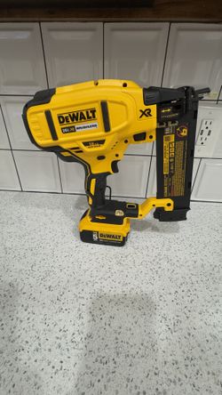 DeWALT 20V XR Brushless 18-Gauge Brad Nailer (DCN680) - Bare Tool + Nails