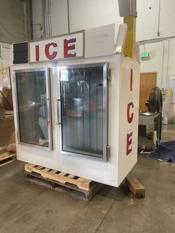 ICE Merchandiser / Walk-In Ice Display Freezer – Double Glass Door
