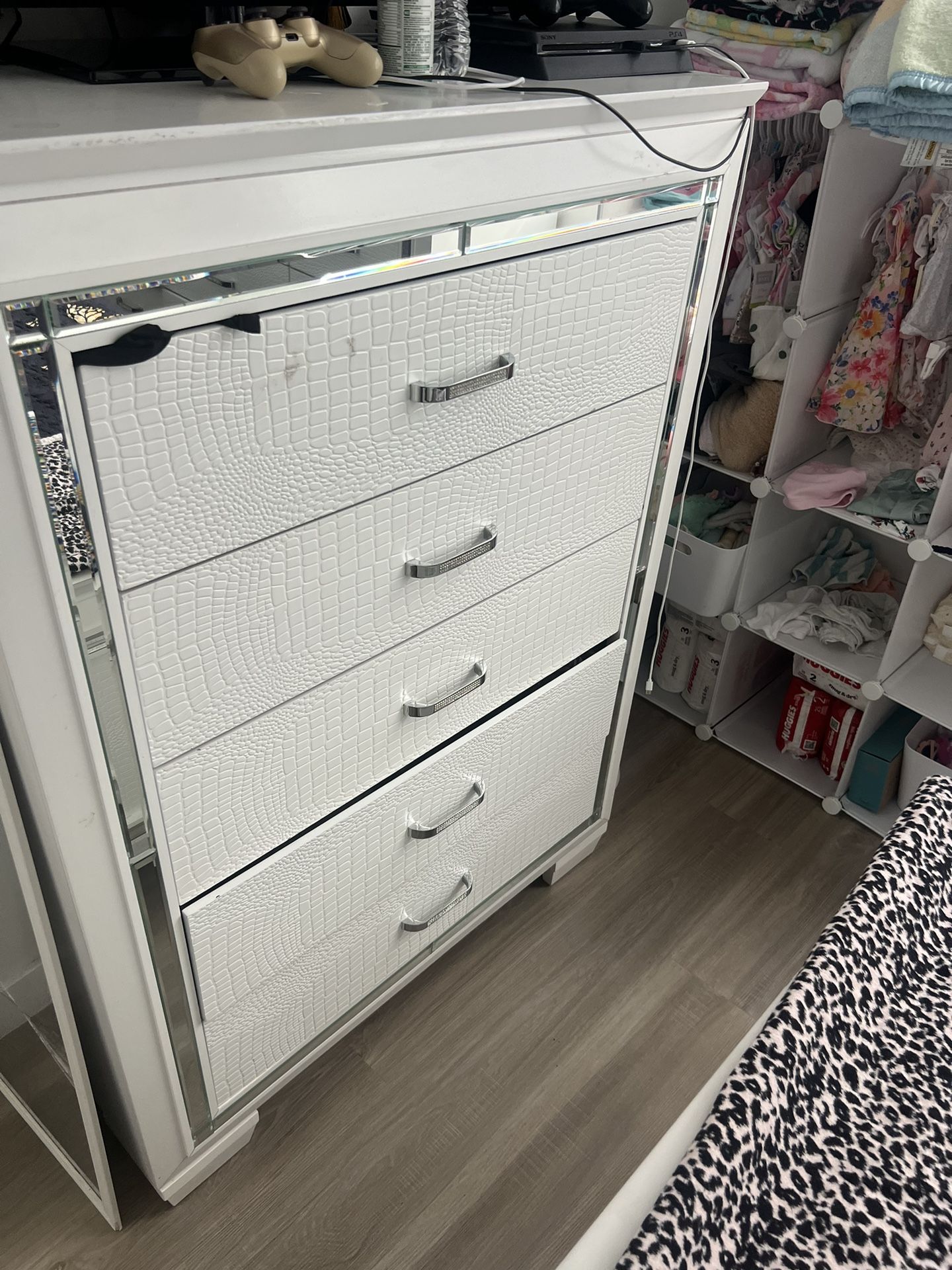 White & Pearl Queen Bedroom Set 