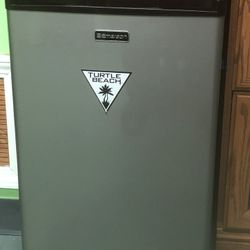 Mini fridge Emerson brand