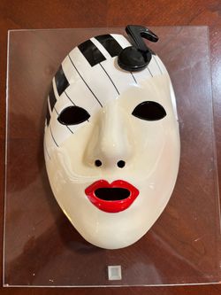 MUSICAL-THEMED DECORATIVE MASK ON PLEXIGLASS