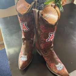Size 11 UofA Boots NEVER WORN