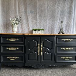 Antique Thomasville Dresser/Credenza. 9 drawer