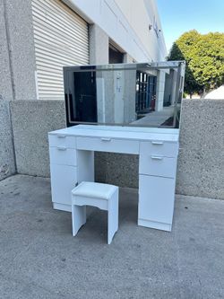 NEW! Vanity Desk With Mirror And 10 Lights, Power Outlet,Storage Shelf & 5 Drawers, 3 Lighting Modes