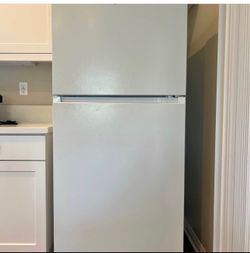 Frigidaire white  top freezer 18 cu ft