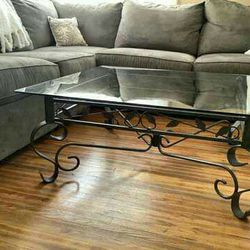 Beautiful Coffee table Like New! Made of Thick Glass and Metal! 