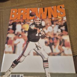 1989 Cleveland browns yearbook featuring bernie kosar