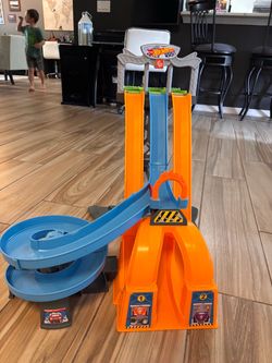 Hot wheels racing track