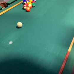 pool tabel  Excellent Condition with Rack for sticks and cover for table 