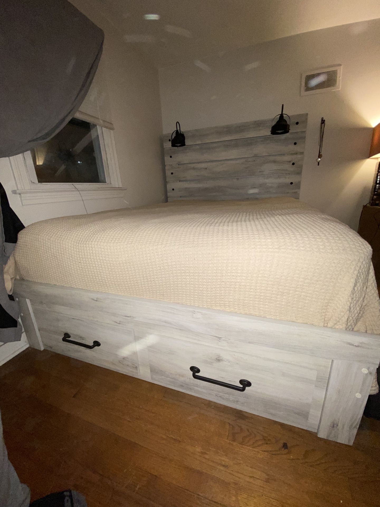Cambeck Queen Panel Bed with 2 Dresser Drawers, 2 Nightstands and a Full Dresser