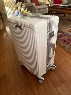 2 matching hard shell suitcases