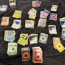 Roughly 1000 Pokémon Cards 